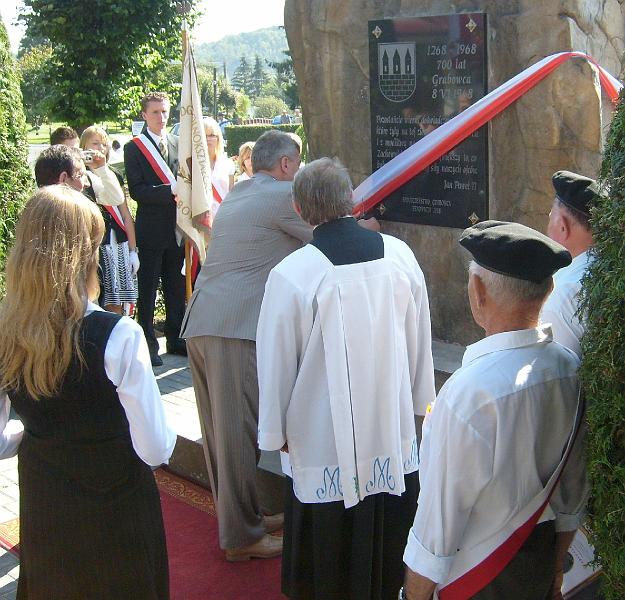 73.jpg - Odsłonięcie nowej tablicy pamiątkowej z okazji 740-lecia Grabowca. Wstęgę przecina Henryk Matej - Starosta Zamojski